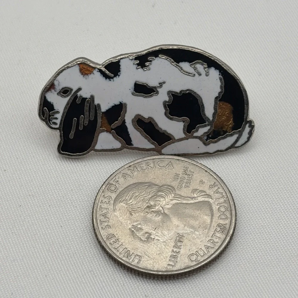Vintage Mafco Spotted Bunny Rabbit Brown Black White Animal Lapel Hat Pin‎